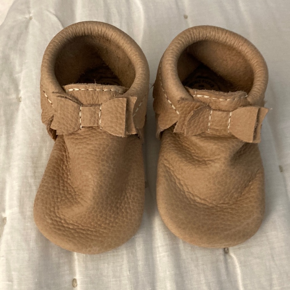 Freshly Picked size 6 weathered brown bow moccasins.  Brand new